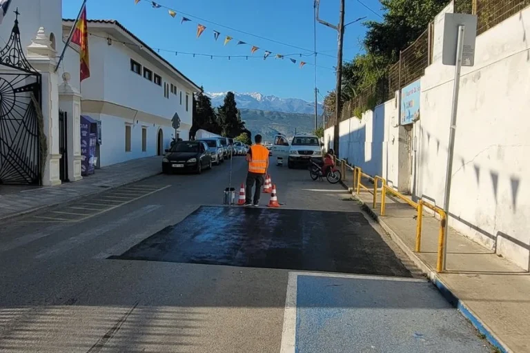 Χανιά: Ζήτησαν διάβαση έξω από σχολείο – συνεργείο του Δήμου την έσβησε