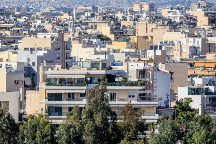 Γραφική παράσταση για το ποσοστό των νέων που ζουν με τους γονείς τους στην Ελλάδα και σε άλλες χώρες της ΕΕ.