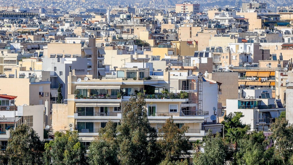 Γραφική παράσταση για το ποσοστό των νέων που ζουν με τους γονείς τους στην Ελλάδα και σε άλλες χώρες της ΕΕ.