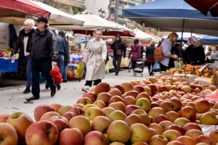 Πάγκος λαϊκής αγοράς με προϊόντα