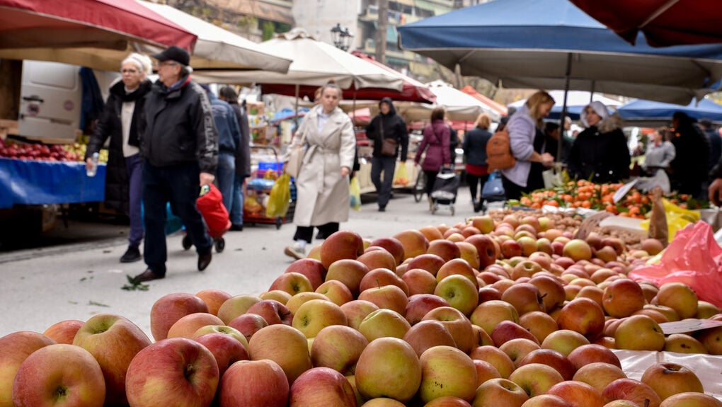 Πάγκος λαϊκής αγοράς με προϊόντα