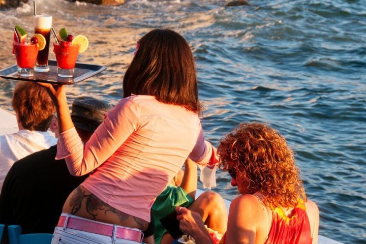 Εικόνα που συμβολίζει την ημέρα της 15ης Αυγούστου και τις εργασιακές υποχρεώσεις.