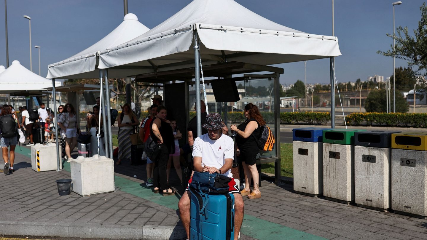 Ηφαίστειο Αίτνα εκπέμπει τέφρα κοντά στο αεροδρόμιο της Κατάνια.