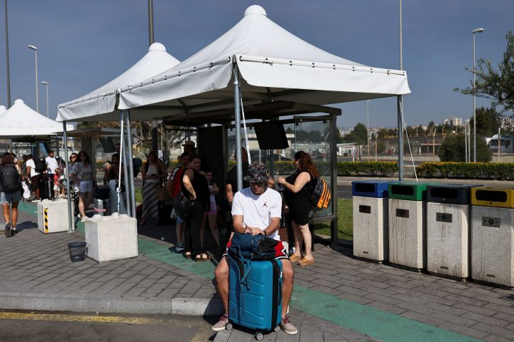 Ηφαίστειο Αίτνα εκπέμπει τέφρα κοντά στο αεροδρόμιο της Κατάνια.