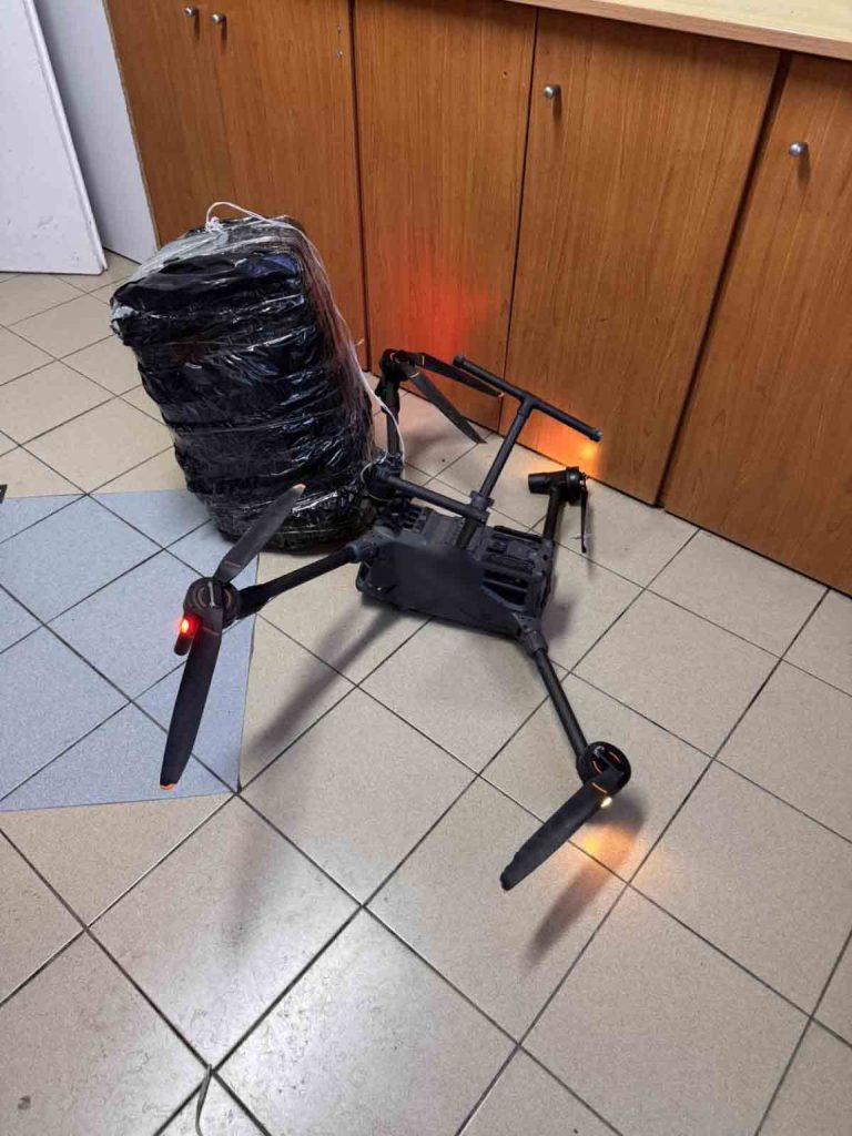 Το drone και το δέμα που εντοπίστηκαν στις φυλακές Λάρισας