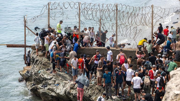 Χάρτης που απεικονίζει τις μεταναστευτικές ροές σε παγκόσμιο επίπεδο.