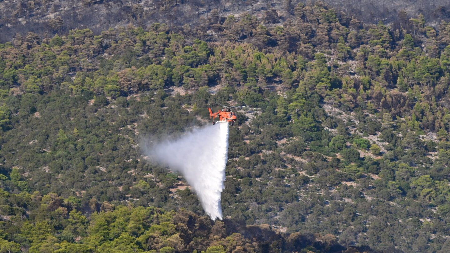 Ερείπια αιολικού πάρκου μετά την πυρκαγιά στη Βοιωτία.