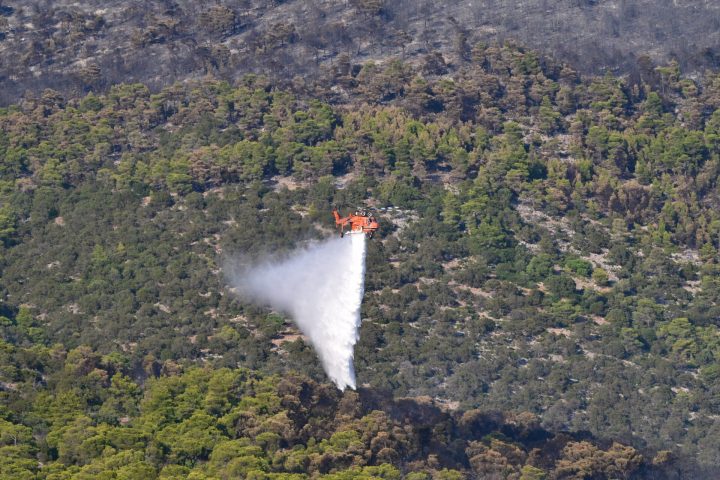 Ερείπια αιολικού πάρκου μετά την πυρκαγιά στη Βοιωτία.