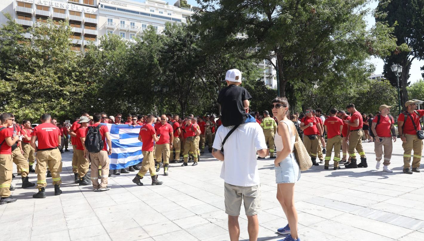 «Σας πιστέψαμε, μας κοροϊδεύετε»: Οι εποχικοί πυροσβέστες έξω από το Μαξίμου απαιτούν τέλος στην ομηρία