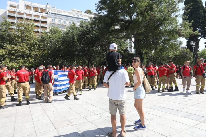 «Σας πιστέψαμε, μας κοροϊδεύετε»: Οι εποχικοί πυροσβέστες έξω από το Μαξίμου απαιτούν τέλος στην ομηρία