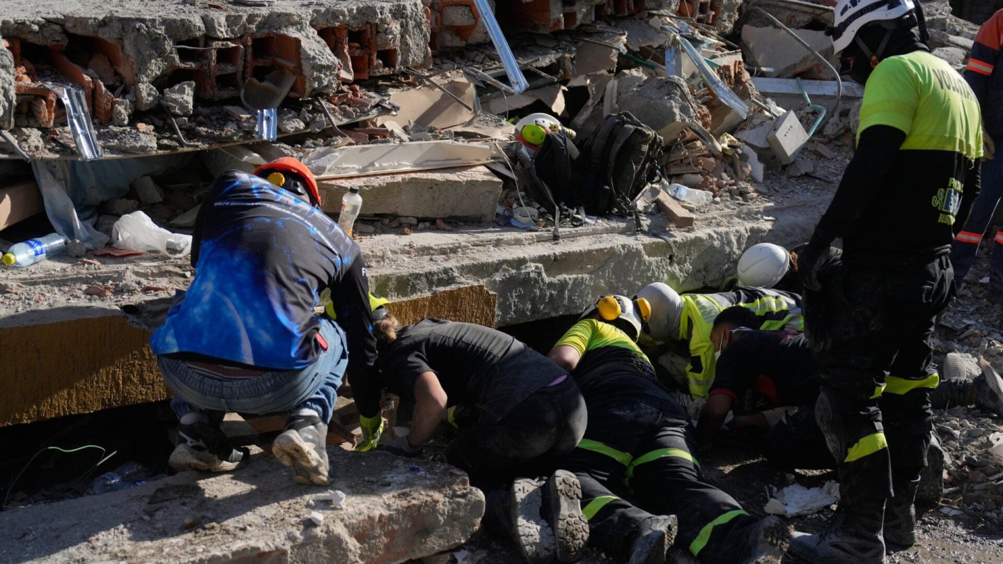 Σεισμός στην Κολομβία: Πώς ένας ψίθυρος οδήγησε στη διάσωση ενός βρέφους και του πατέρα του [βίντεο]