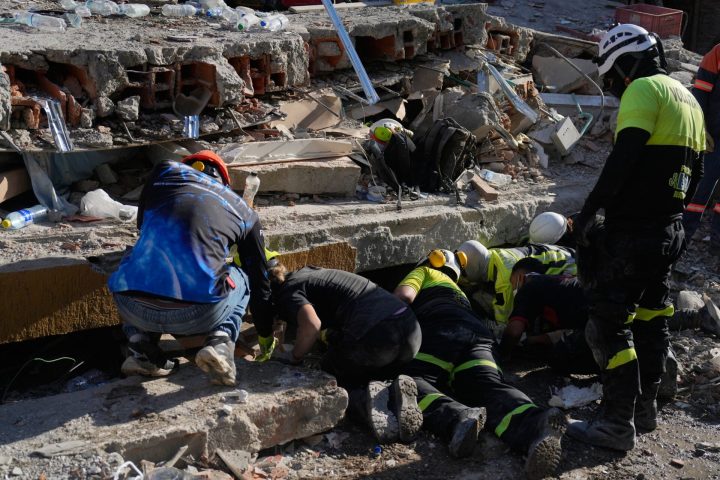 Σεισμός στην Κολομβία: Πώς ένας ψίθυρος οδήγησε στη διάσωση ενός βρέφους και του πατέρα του [βίντεο]