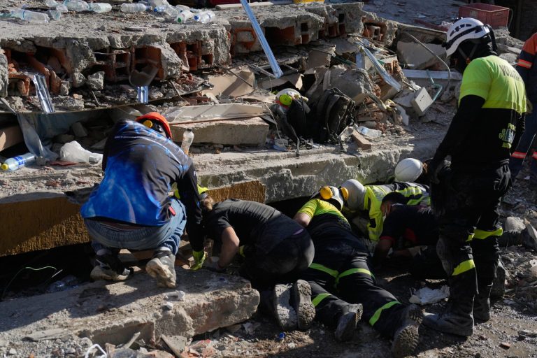 Σεισμός στην Κολομβία: Πώς ένας ψίθυρος οδήγησε στη διάσωση ενός βρέφους και του πατέρα του [βίντεο]