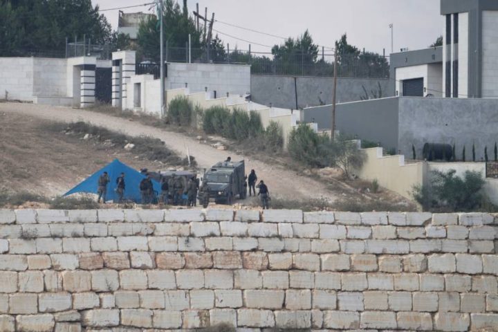 Ισραηλινοί ακτιβιστές προσπαθούν να παραδώσουν τρόφιμα σε Παλαιστινίους στη Δυτική Όχθη.