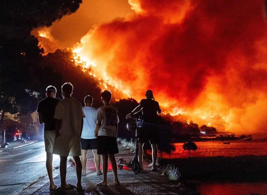 Τα παράλια της Κροατίας «φλέγονται»: Μία νεκρή, μία αγνοούμενη και δεκάδες τραυματίες [εικόνες – βίντεο]