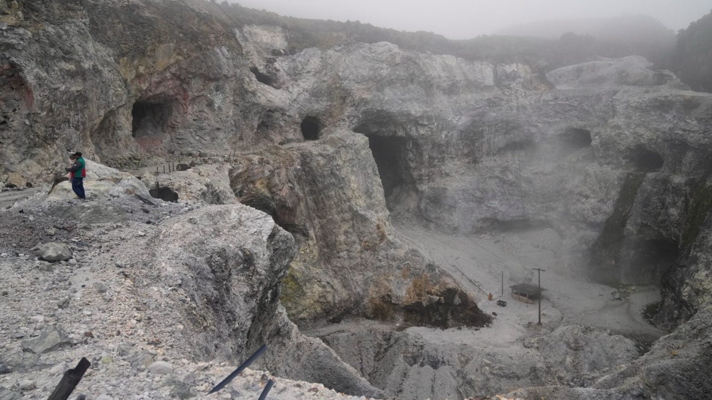 Εκσκαφείς επιχειρούν σε περιοχή μετά από κατολίσθηση σε ορυχείο χρυσού στην Κολομβία.
