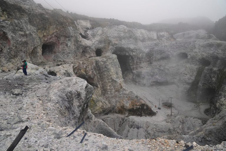Εκσκαφείς επιχειρούν σε περιοχή μετά από κατολίσθηση σε ορυχείο χρυσού στην Κολομβία.