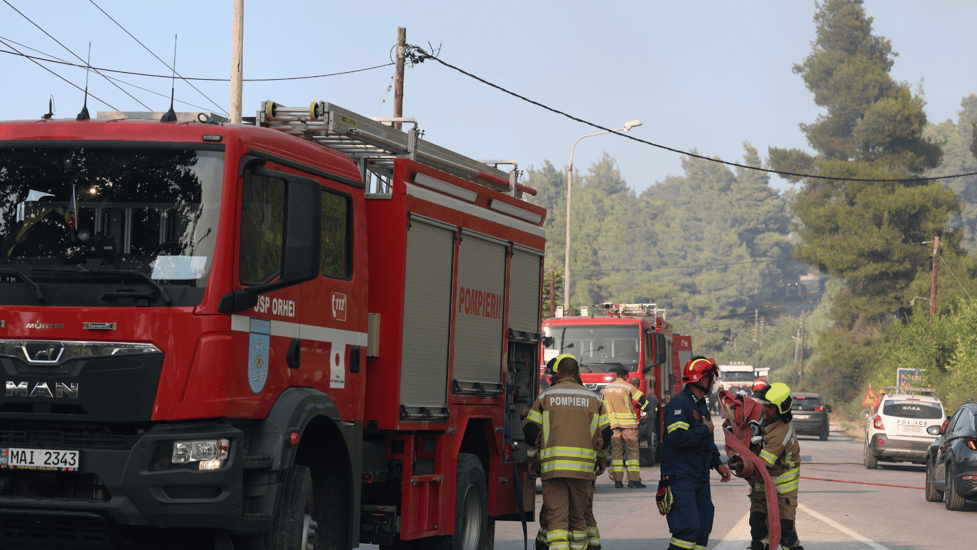 Πυροσβέστες επιχειρούν στην περιοχή του Βαθυκόιλου Φθιώτιδας για την κατάσβεση της πυρκαγιάς.