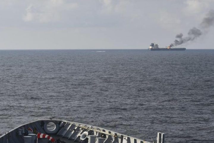 Φορτηγό πλοίο στην Ερυθρά Θάλασσα μετά από επίθεση.