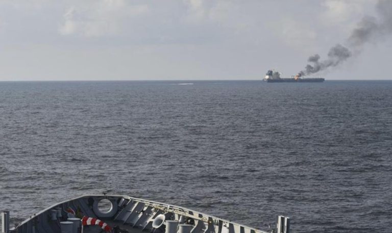 Φορτηγό πλοίο στην Ερυθρά Θάλασσα μετά από επίθεση.