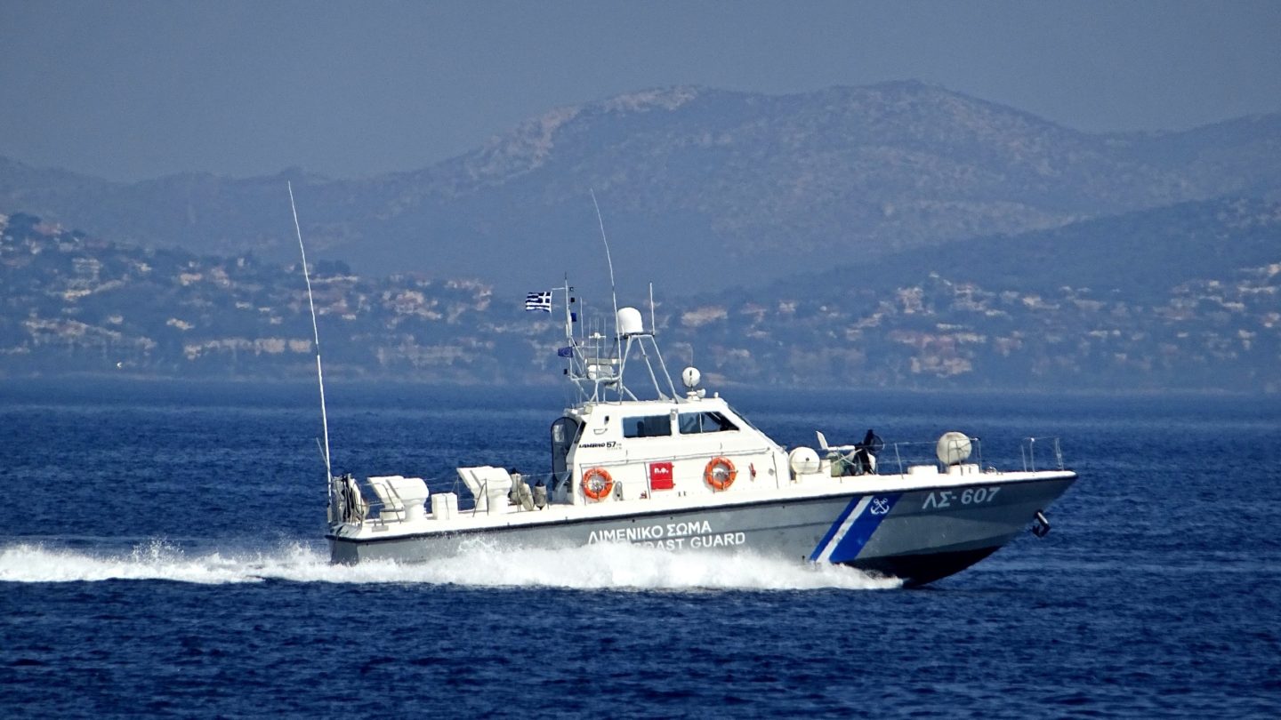 Σκάφος του Λιμενικού στη θάλασσα κοντά στη Βουλιαγμένη.