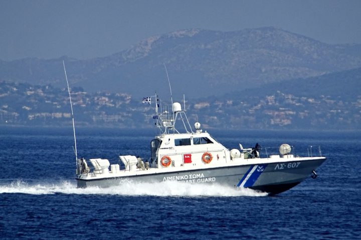 Σκάφος του Λιμενικού στη θάλασσα κοντά στη Βουλιαγμένη.
