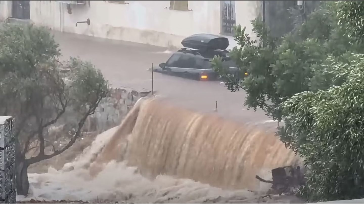 Πλημμύρες στη Μάνη: Παγιδεύτηκαν πολίτες σε αυτοκίνητα – Απομακρύνθηκαν από την Πυροσβεστική (Video)
