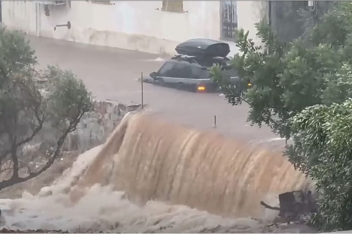 Πλημμύρες στη Μάνη: Παγιδεύτηκαν πολίτες σε αυτοκίνητα – Απομακρύνθηκαν από την Πυροσβεστική (Video)