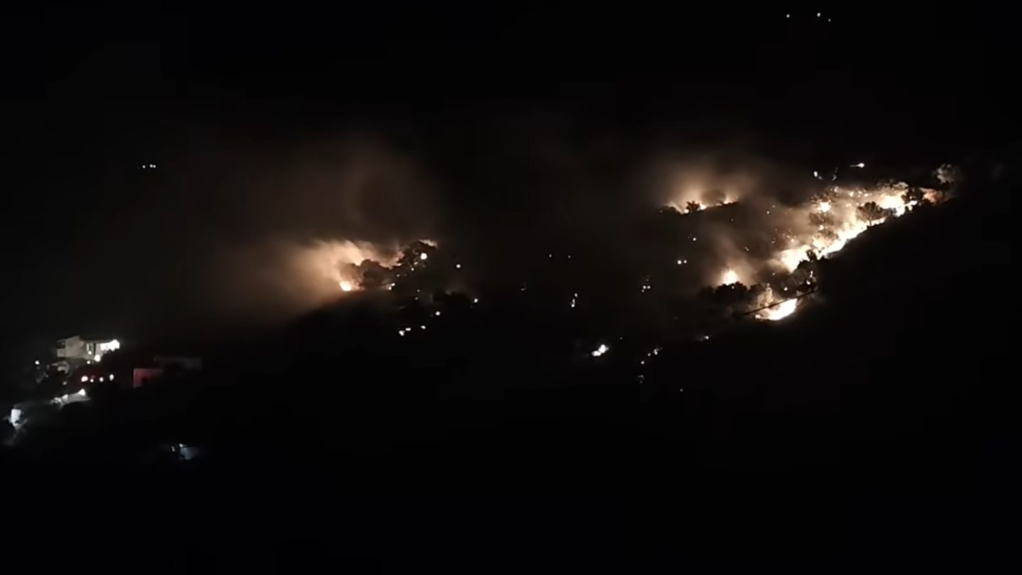 Πυροσβέστες επιχειρούν στην περιοχή της Κριτσάς, Λασίθι.
