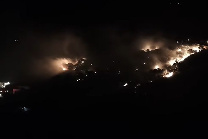 Πυροσβέστες επιχειρούν στην περιοχή της Κριτσάς, Λασίθι.