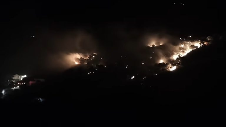 Πυροσβέστες επιχειρούν στην περιοχή της Κριτσάς, Λασίθι.