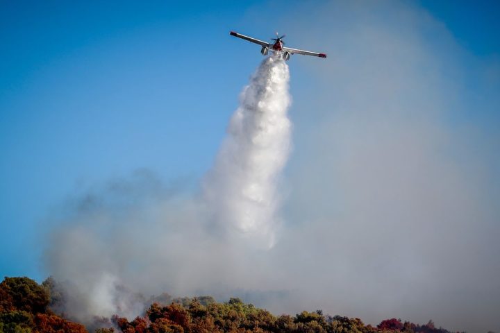 Πυροσβεστικό αεροσκάφος προσθαλάσσει στον Αστακό