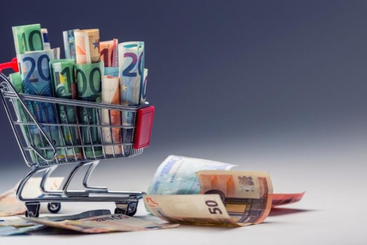 «Μείωση» 9,5% μετά από ακρίβεια 35%: Η κυβέρνηση πανηγυρίζει για το ράφι που η ίδια άφησε να απογειωθεί