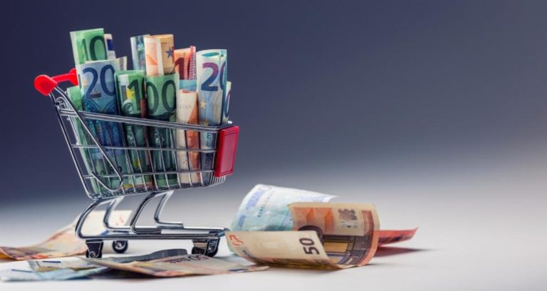 «Μείωση» 9,5% μετά από ακρίβεια 35%: Η κυβέρνηση πανηγυρίζει για το ράφι που η ίδια άφησε να απογειωθεί