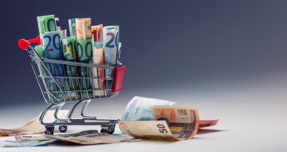 «Μείωση» 9,5% μετά από ακρίβεια 35%: Η κυβέρνηση πανηγυρίζει για το ράφι που η ίδια άφησε να απογειωθεί