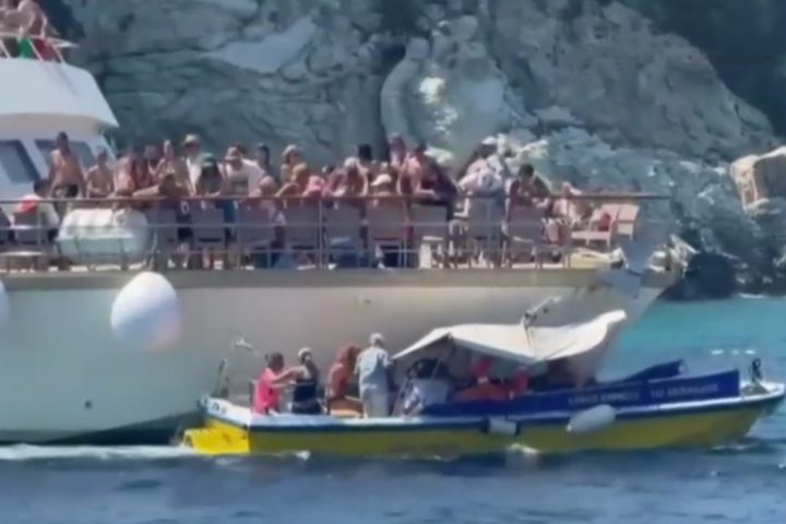 Σύγκρουση τουριστικών σκαφών στους Αντίπαξους.