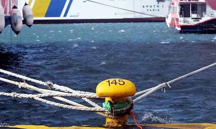 Πλοίο στο λιμάνι κατά τη διάρκεια θυελλώδους καιρού.