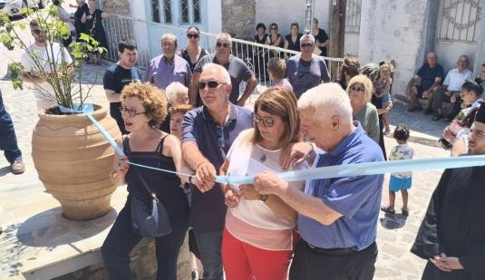 Η Αντιπεριφερειάρχης Αναστασία Αντωνέλλη και ο πρόεδρος της ΔΕΥΑΛ Παναγιώτης Βαλέσης κατά την παράδοση των νέων γεωτρήσεων στα Βασιλικά.