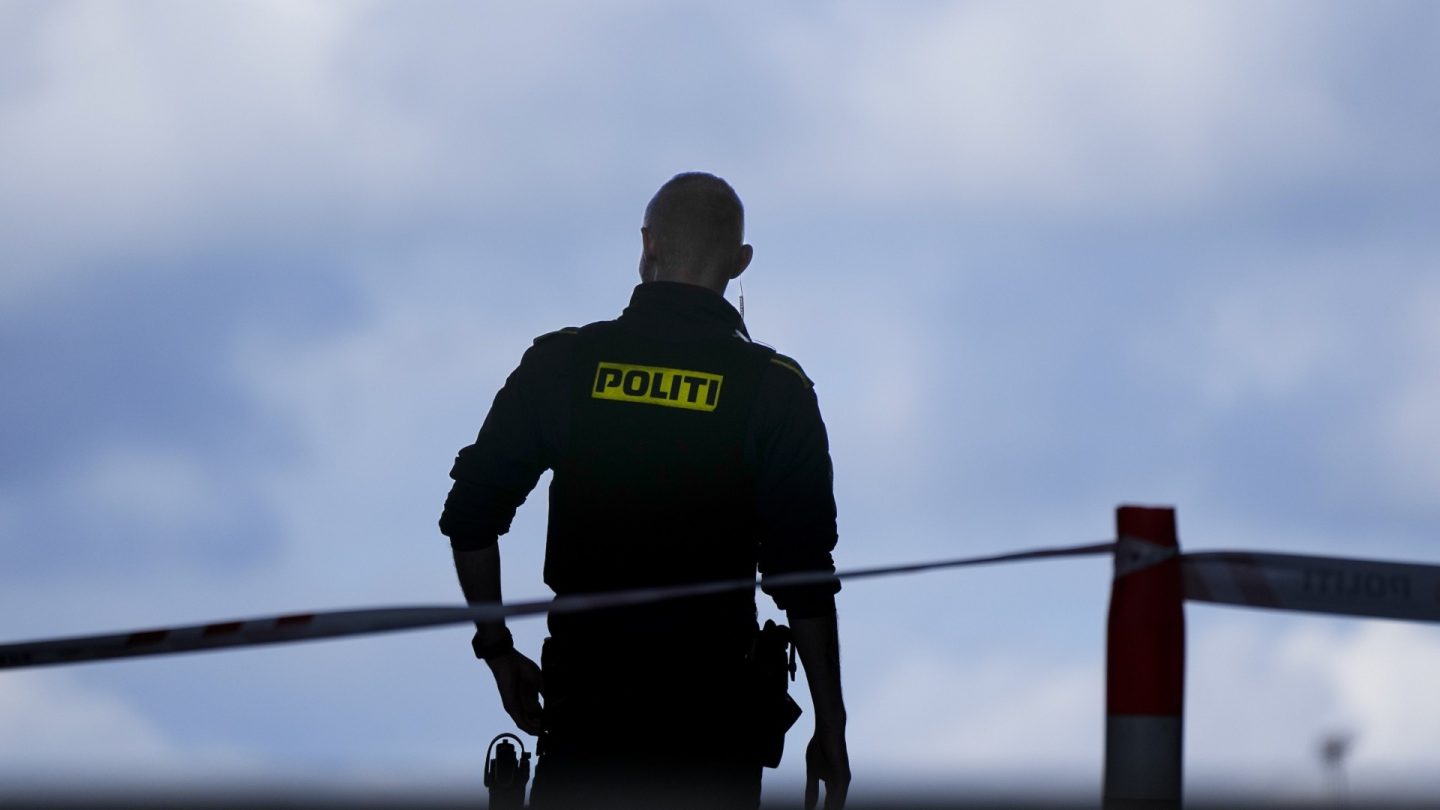 Αστυνομική δύναμη στην πόλη Χόλμπεκ της Δανίας μετά από πυροβολισμούς.