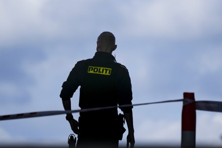 Αστυνομική δύναμη στην πόλη Χόλμπεκ της Δανίας μετά από πυροβολισμούς.