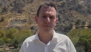Ο Παναγιώτης Δουδωνής σε συνάντηση με κτηνοτρόφους στη Λέσβο.