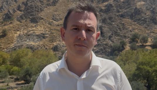 Ο Παναγιώτης Δουδωνής σε συνάντηση με κτηνοτρόφους στη Λέσβο.