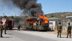 Στρατιωτικό όχημα στις φλόγες στη Μυτιλήνη
