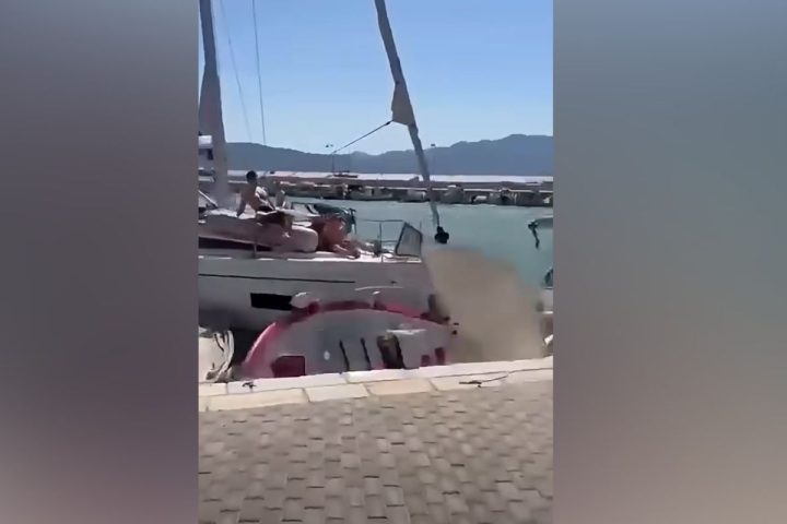 Ιστιοφόρο προσκρούει σε σκάφη στον Κάλαμο Λευκάδας.