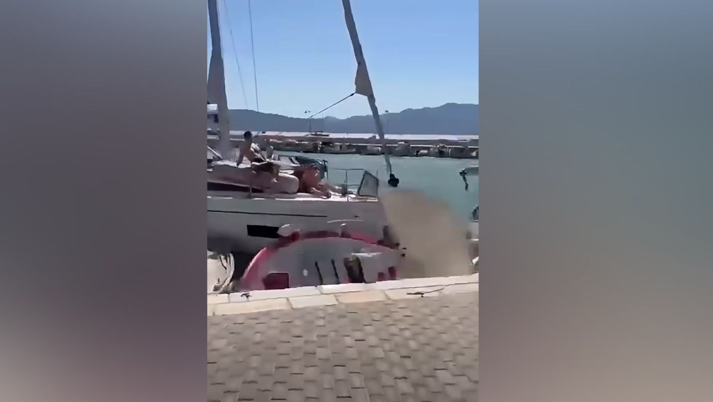 Ιστιοφόρο προσκρούει σε σκάφη στον Κάλαμο Λευκάδας.