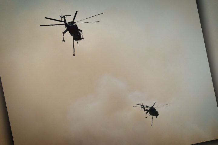 Ελικόπτερο της Πυροσβεστικής κατά τη διάρκεια επιχείρησης κατάσβεσης