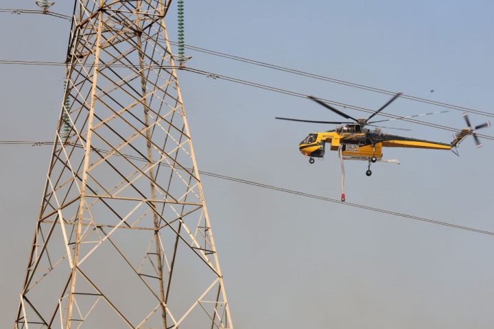 Ελικόπτερο επιχειρεί στην κατάσβεση της πυρκαγιάς στην Αγία Τριάδα Ιωαννίνων.