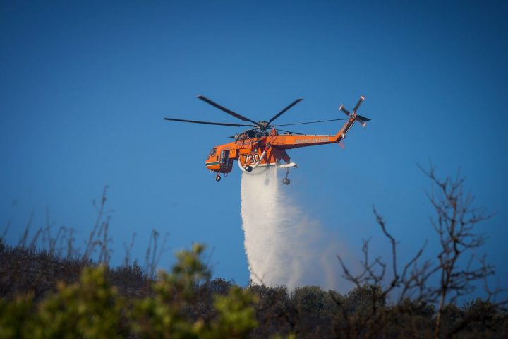 Πυρκαγιά στην Σκύρο με ελικόπτερα να επιχειρούν