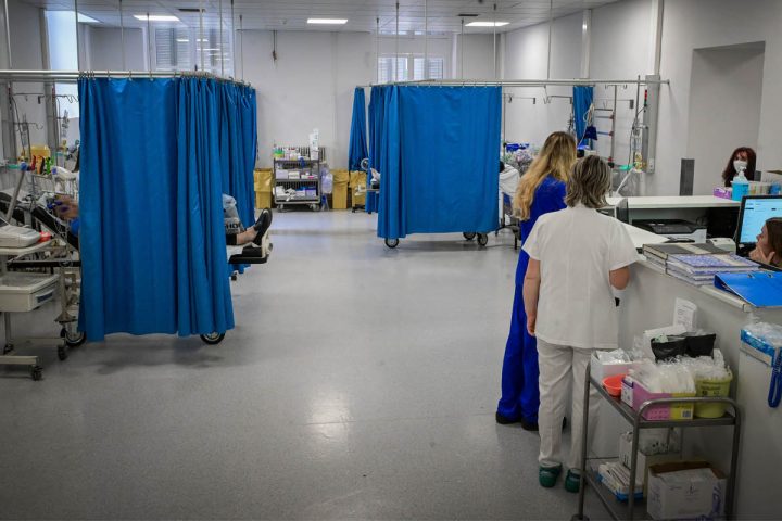 Εικόνα νοσοκομείου με κενά κρεβάτια, συμβολίζοντας την έλλειψη νοσηλευτικού προσωπικού.