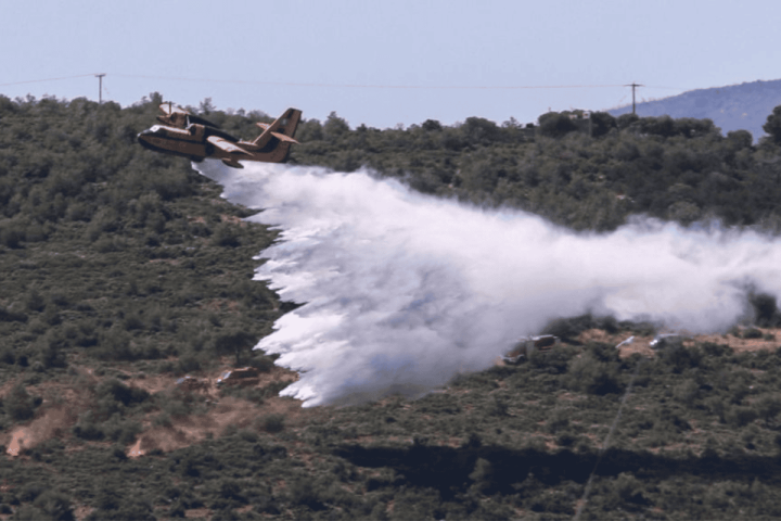 Εικόνα από την πυρκαγιά στο Ρέθυμνο και τις επιχειρήσεις κατάσβεσης.